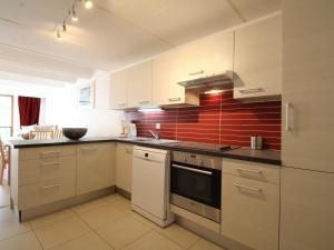 Kuchnia lub aneks kuchenny w obiekcie Appartement rénové 3 pièces, 8 pers, proche pistes et commerces - Flaine Forum - FR-1-687-39