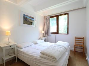 biała sypialnia z łóżkiem i oknem w obiekcie Appartement rénové 3 pièces, 8 pers, proche pistes et commerces - Flaine Forum - FR-1-687-39 w mieście Arâches-la-Frasse