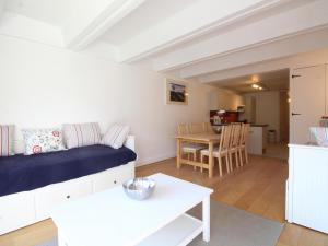 salon z kanapą i stołem w obiekcie Appartement rénové 3 pièces, 8 pers, proche pistes et commerces - Flaine Forum - FR-1-687-39 w mieście Arâches-la-Frasse
