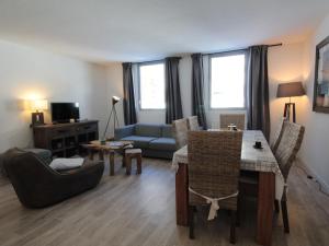 een woonkamer met een bank en een tafel en stoelen bij Appartement Flaine, 3 pièces, 6 personnes - FR-1-687-16 in Arâches-la-Frasse