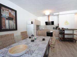 Kuchyňa alebo kuchynka v ubytovaní Appartement 3 pièces pour 6 personnes à 350m des pistes – Résidence Petite Ourse, Flaine Forêt - FR-1-687-16