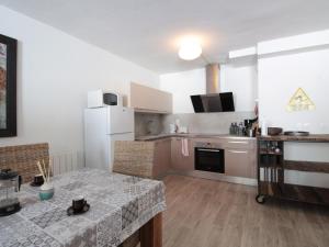 Kuchnia lub aneks kuchenny w obiekcie Appartement 3 pièces pour 6 personnes à 350m des pistes – Résidence Petite Ourse, Flaine Forêt - FR-1-687-16