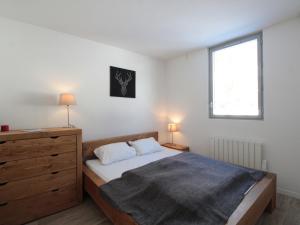 een slaapkamer met een bed, een dressoir en een raam bij Appartement Flaine, 3 pièces, 6 personnes - FR-1-687-16 in Arâches-la-Frasse
