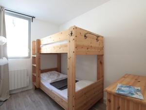 drewnianym łóżkiem piętrowym w pokoju z biurkiem w obiekcie Appartement 3 pièces pour 6 personnes à 350m des pistes – Résidence Petite Ourse, Flaine Forêt - FR-1-687-16 w mieście Arâches-la-Frasse