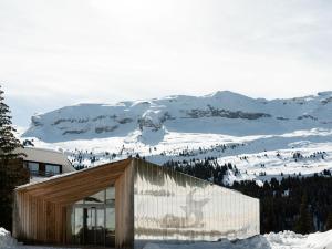 budynek na szczycie pokrytej śniegiem góry w obiekcie Studio rénové 4 pers avec balcon sud, proche pistes et commerces, casier à skis, parking - FR-1-687-33 w mieście Arâches-la-Frasse