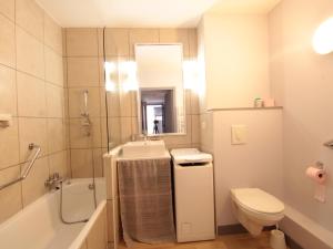 Kúpeľňa v ubytovaní Appartement familial 3 pièces pour 8 personnes, proche pistes et commerces - Flaine Forêt - FR-1-687-44 + 9 fotografií