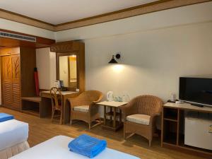 TV a/nebo společenská místnost v ubytování Phuket Golden Sand Inn - SHA Extra Plus