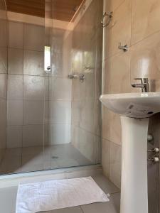 un bagno con doccia e lavandino di Lili's Hostel a Santa Cruz de la Sierra