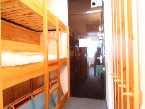 um corredor de um quarto com dois beliches em Studio Flaine, 1 pièce, 4 personnes - FR-1-687-73 em Arâches-la-Frasse