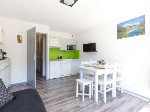 Kuchyňa alebo kuchynka v ubytovaní Appartement confortable près de Saint Lary pour 6 avec parking - FR-1-296-440