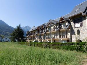 聖拉里蘇朗的住宿－Appartement Saint-Lary-Soulan, 2 pièces, 6 personnes - FR-1-296-440，山丘上的建筑,背景是山脉