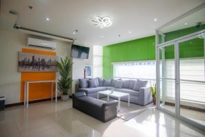 uma sala de estar com um sofá e uma mesa em Benrose Hotel em Cagayan de Oro