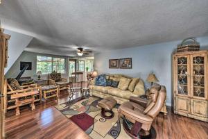 Et opholdsområde på Cloudcroft Cabin with National Forest Views!