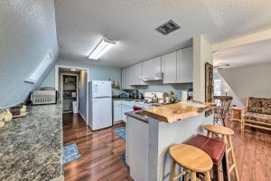 Køkken eller tekøkken på Cloudcroft Cabin with National Forest Views!