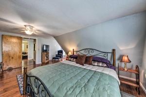 En eller flere senge i et værelse på Cloudcroft Cabin with National Forest Views!