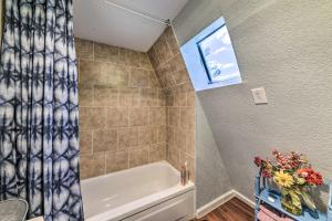 Et badeværelse på Cloudcroft Cabin with National Forest Views! + 25 billeder