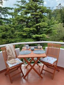 - Balcón con mesa de madera y 2 sillas en Stunning new apartment in centre of Buzet, en Buzet
