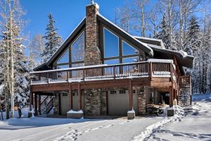 Group Ski Getaway Near the Base of Chairlift 8! v zimě