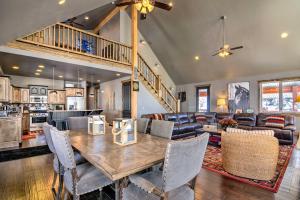 Posezení v ubytování Group Ski Getaway Near the Base of Chairlift 8!