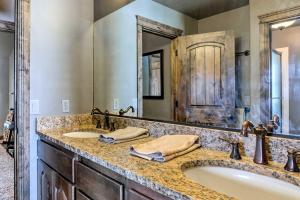 Koupelna v ubytování Group Ski Getaway Near the Base of Chairlift 8! + 32 fotografií