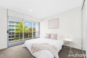 Letto o letti in una camera di Sydney sub-CBD Alexandria Morden 3 Bedroom Apt with Free Carspace