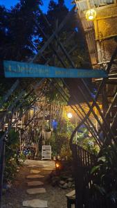 Jardín al aire libre en Happy Lemon Tree lodge