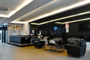 un vestíbulo con sofás y un bar en una tienda en J Suites Hotel, en Kuala Terengganu