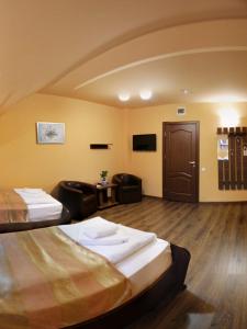 a hotel room with two beds and a tv at Pensiunea Muresul in Târgu-Mureş