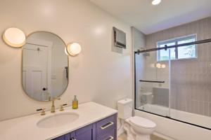 Ένα μπάνιο στο Pet-Friendly Asheville Retreat with Hot Tub +16 φωτογραφίες