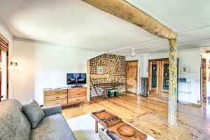 TV a/nebo společenská místnost v ubytování Cozy Sister Bay Getaway in Converted Barn!
