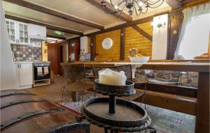 una cocina con una mesa con un sombrero en Gorgeous Home In Brod Na Kupi With Wifi, en Brod na Kupi