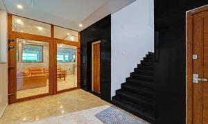 sala de estar con escalera y puerta en Itsy By Treebo - Elite Inn, en Chennai