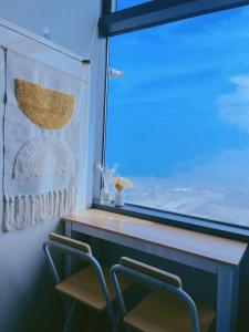 a desk with two chairs in front of a window at Yeongjongdo high floor Ocean View in Incheon