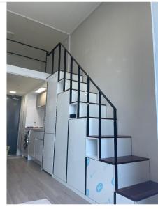 a staircase in a living room next to a kitchen at Yeongjongdo high floor Ocean View in Incheon