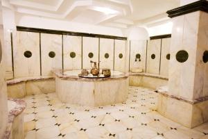 Een badkamer bij Grand Hotel Faros