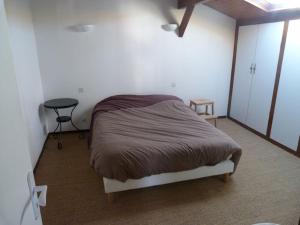 Un dormitorio con una cama y una mesa. en T3 PAYS BASQUE SUD LANDES, en Tarnos