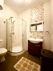 uma casa de banho com um chuveiro, um lavatório e um WC. em Good value for money - Close to D seafront & bars em Sliema