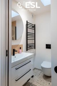 Un baño blanco con lavabo e inodoro. en Contemporary Townhouse - Free Parking - Central Shrewsbury, en Shrewsbury