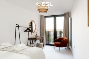 Un dormitorio con una cama y una silla y una ventana. en Contemporary Townhouse - Free Parking - Central Shrewsbury, en Shrewsbury