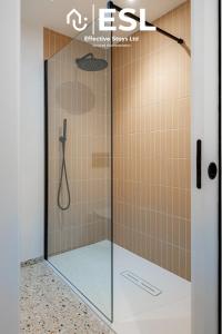 una ducha con puerta de cristal en un baño en Contemporary Townhouse - Free Parking - Central Shrewsbury, en Shrewsbury 42 fotos más