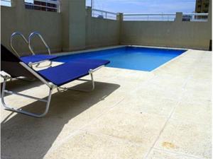 una piscina azul en la azotea de un edificio en Gurruchaga Palermo Soho en Buenos Aires