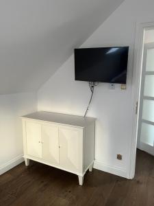 Telewizja i/lub zestaw kina domowego w obiekcie Apartament Złoty 2