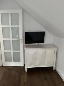 Telewizja i/lub zestaw kina domowego w obiekcie Apartament Złoty 2