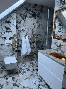 Łazienka w obiekcie Apartament Złoty 2