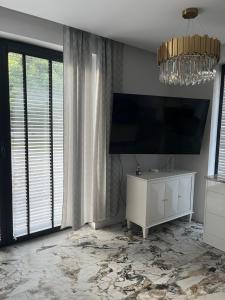 Telewizja i/lub zestaw kina domowego w obiekcie Apartament Złoty 2