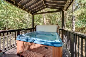 Fotografie z fotogalerie ubytování Private Broken Bow Cabin with Hot Tub and Gazebo! v destinaci Broken Bow