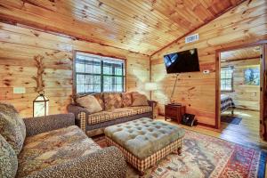 TV a/nebo společenská místnost v ubytování Private Broken Bow Cabin with Hot Tub and Gazebo!