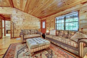 Posezení v ubytování Private Broken Bow Cabin with Hot Tub and Gazebo!