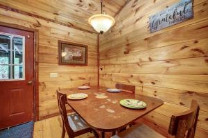 Fotografie z fotogalerie ubytování Private Broken Bow Cabin with Hot Tub and Gazebo! v destinaci Broken Bow