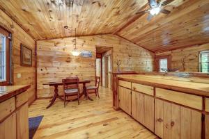 Fotografie z fotogalerie ubytování Private Broken Bow Cabin with Hot Tub and Gazebo! v destinaci Broken Bow